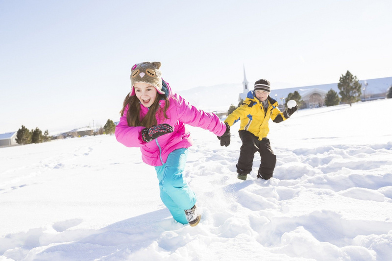 Kinder spielend im Schnee