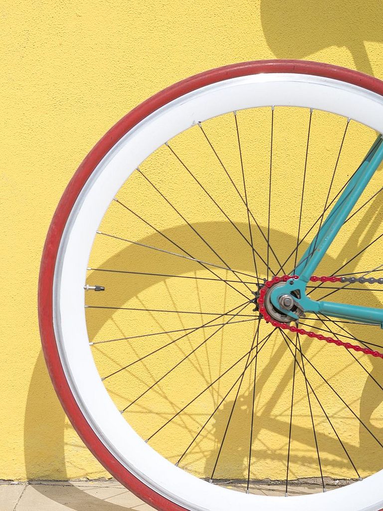 Das Rad eines Bikes mit rot-weißen Reifen