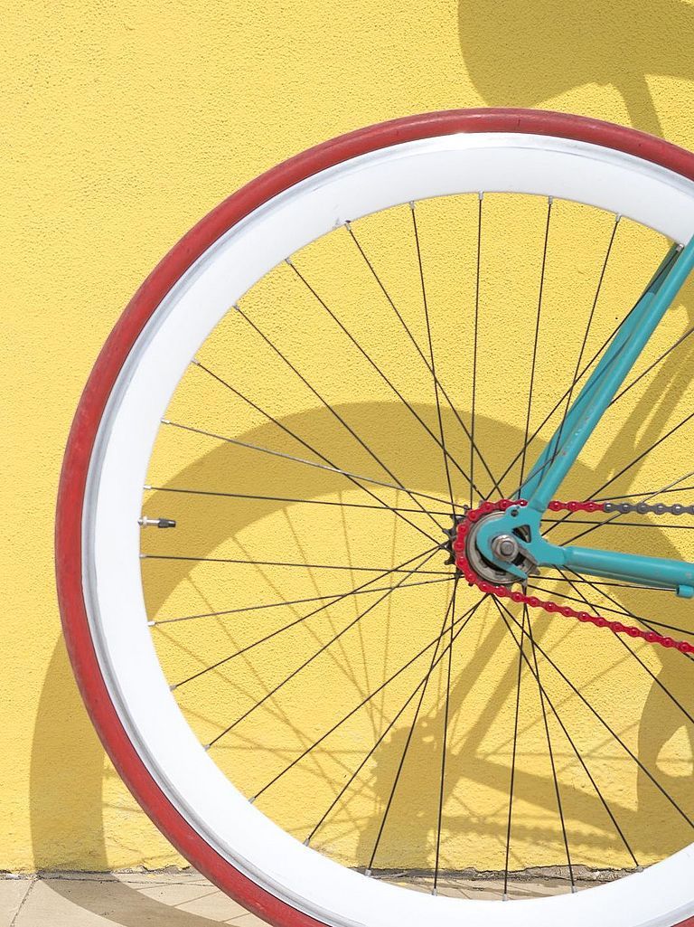 Das Rad eines Bikes mit rot-weißen Reifen