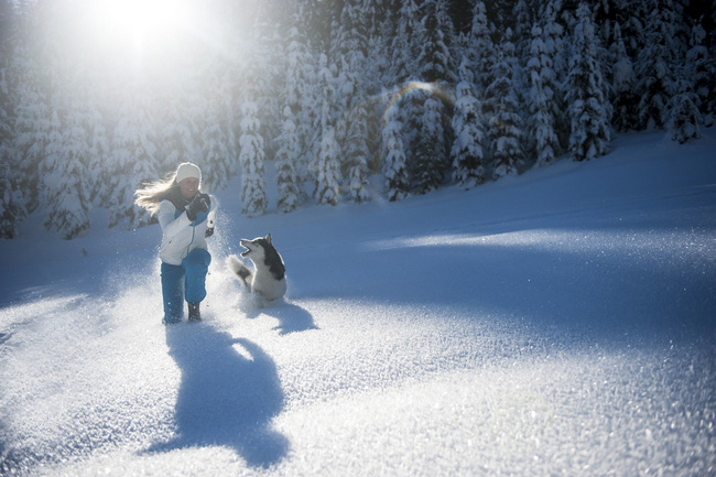 Frau mit Hund im Schnee