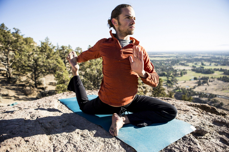 Mann mach in den Bergen eine Yoga-Übung