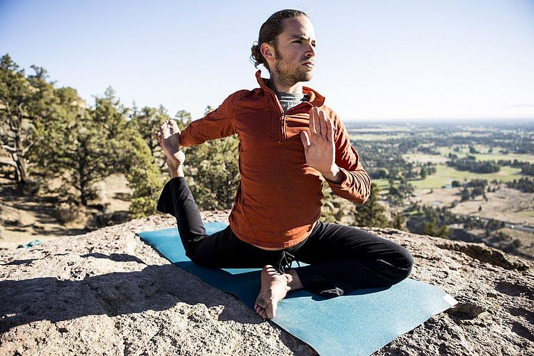 Mann mach in den Bergen eine Yoga-Übung