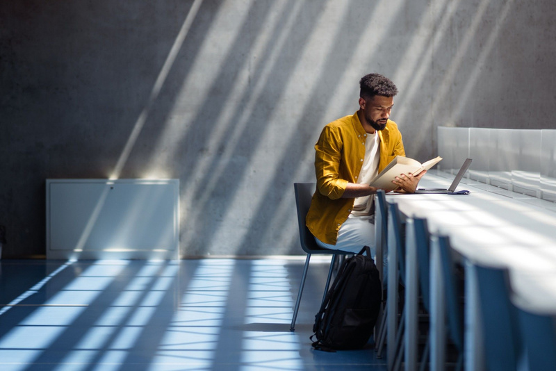 Student in der Bibliothek