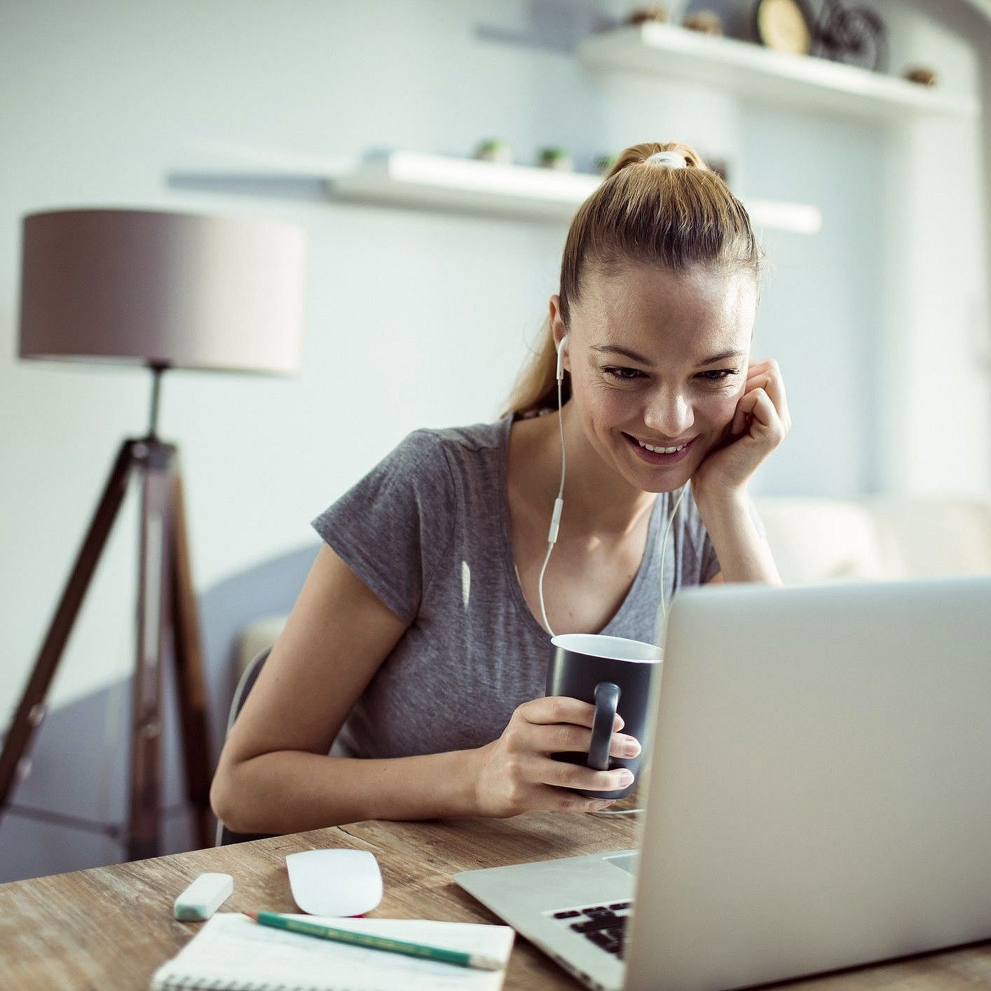 Eine Frau im Home­office vor dem Laptop