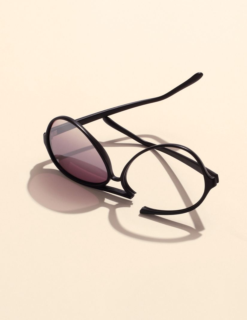 Brille mit gebrochenem Gestell und einem fehlendem Glas